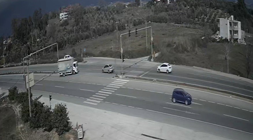 Kırmızı Işıkta Duran Otomobile Çarpmamak İçin Direksiyonu Kırdı, Kamyona Çarptı