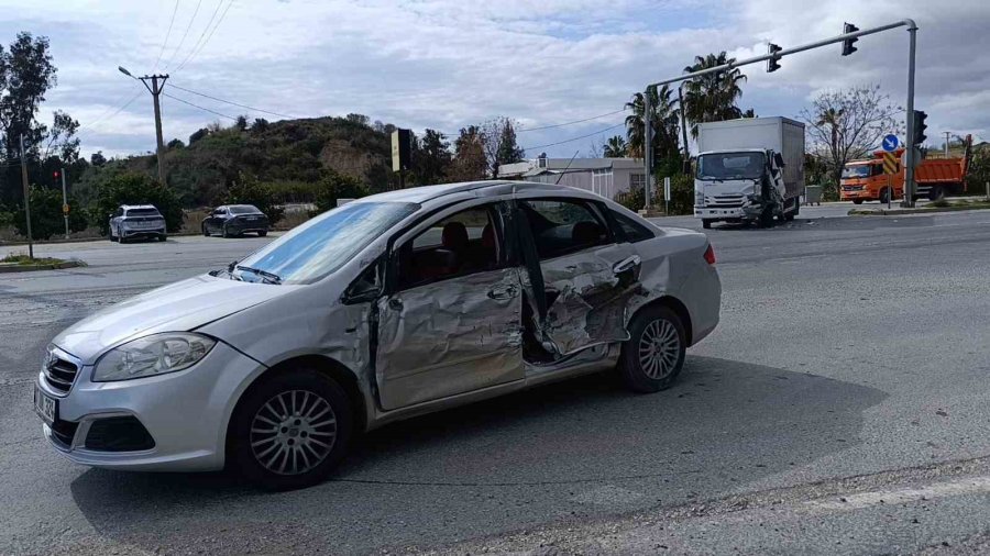 Kırmızı Işıkta Duran Otomobile Çarpmamak İçin Direksiyonu Kırdı, Kamyona Çarptı