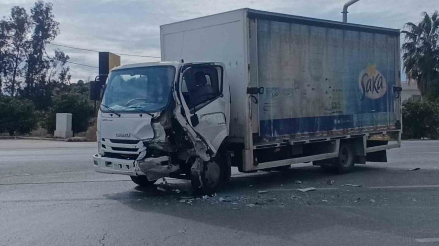 Kırmızı Işıkta Duran Otomobile Çarpmamak İçin Direksiyonu Kırdı, Kamyona Çarptı