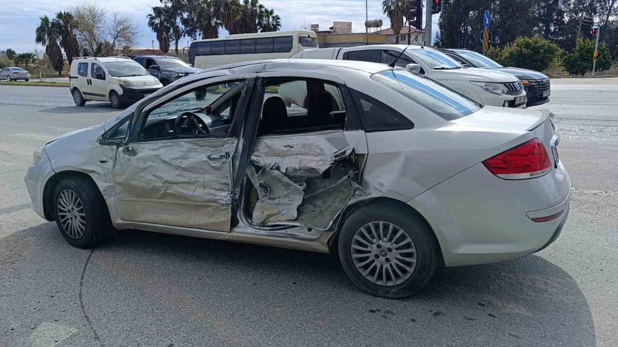 Kırmızı Işıkta Duran Otomobile Çarpmamak İçin Direksiyonu Kırdı, Kamyona Çarptı