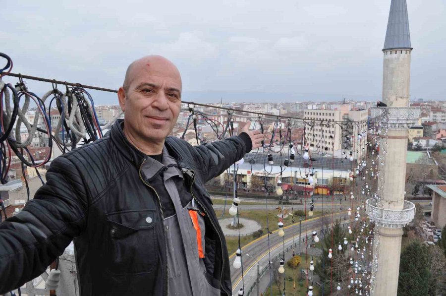 Baba Ve Oğul 106 Yıllık Reşadiye Camii’ne Ramazan Mahyası Astılar