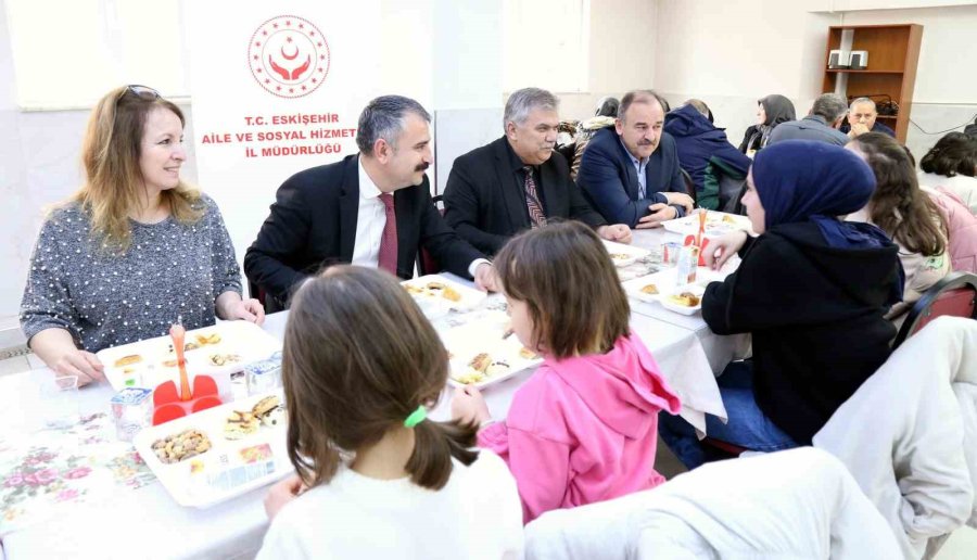 Safiye Gönül Bayar Huzurevi’ndeki Buluşmada Nesiller Bir Araya Geldi