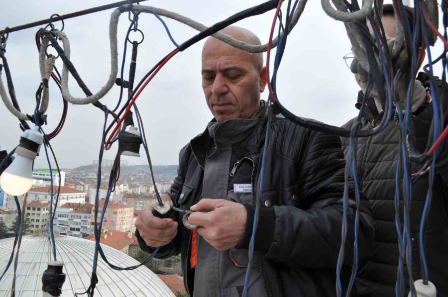 Baba Ve Oğul 106 Yıllık Reşadiye Camii’ne Ramazan Mahyası Astılar