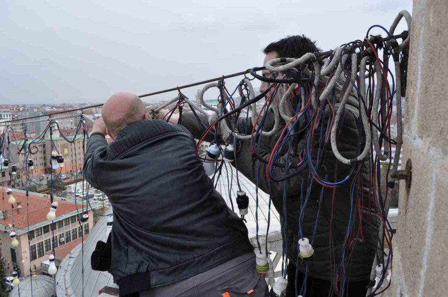 Baba Ve Oğul 106 Yıllık Reşadiye Camii’ne Ramazan Mahyası Astılar