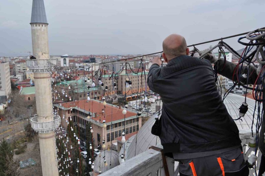 Baba Ve Oğul 106 Yıllık Reşadiye Camii’ne Ramazan Mahyası Astılar