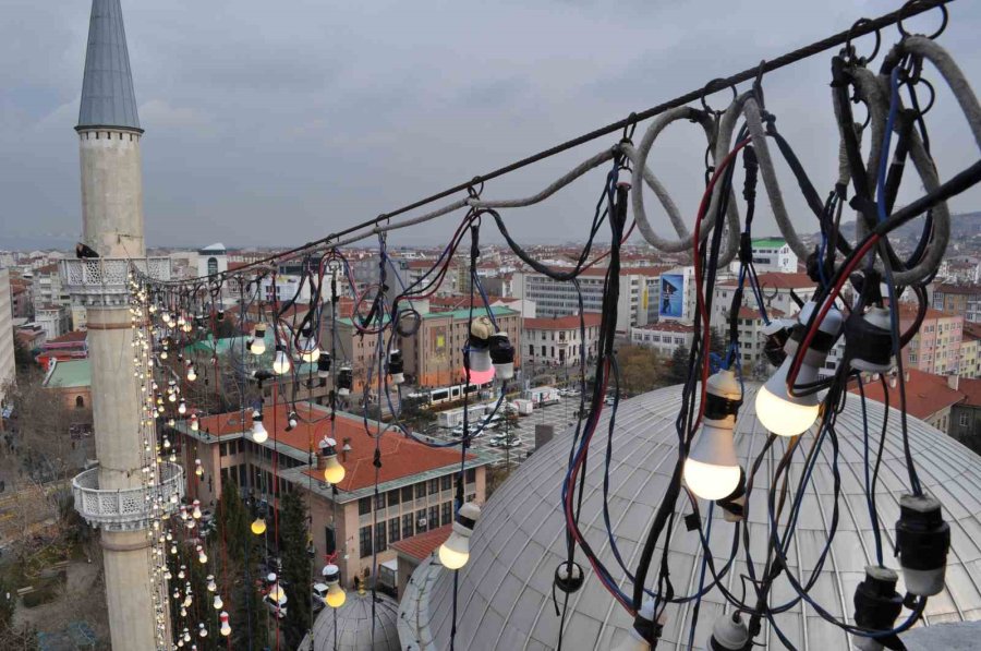 Baba Ve Oğul 106 Yıllık Reşadiye Camii’ne Ramazan Mahyası Astılar