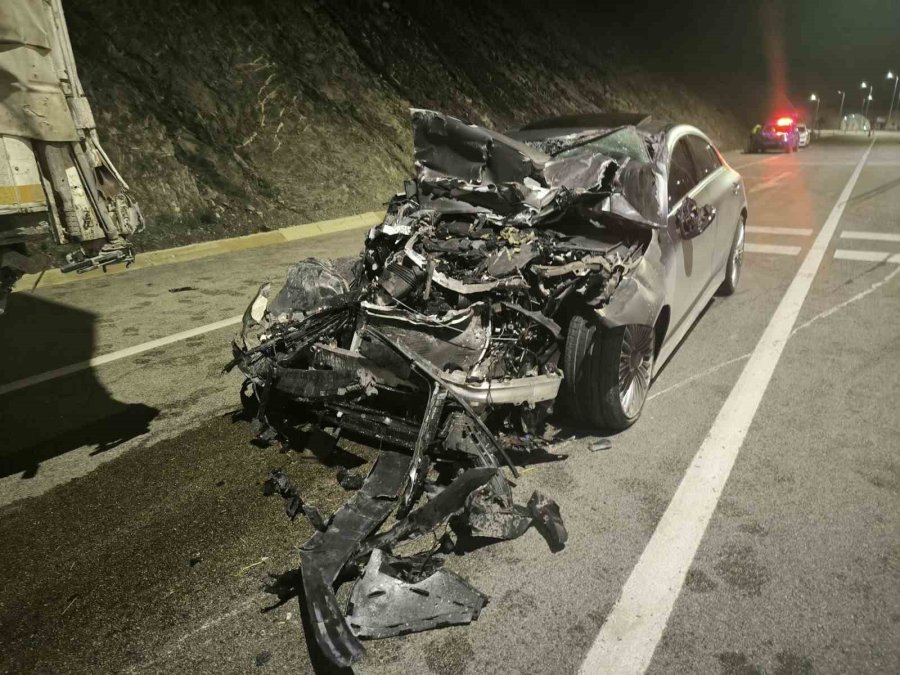 Ehliyetsiz Ve Alkollü Sürücü, Önce Çekiciye Sonra Tıra Çarptı