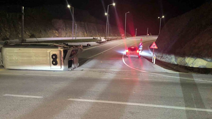 Ehliyetsiz Ve Alkollü Sürücü, Önce Çekiciye Sonra Tıra Çarptı