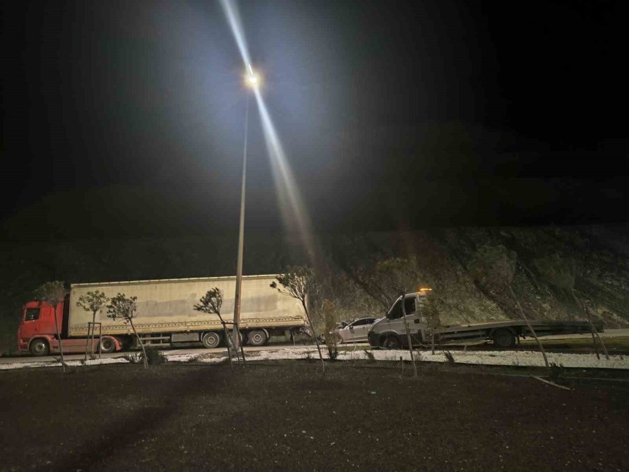 Ehliyetsiz Ve Alkollü Sürücü, Önce Çekiciye Sonra Tıra Çarptı