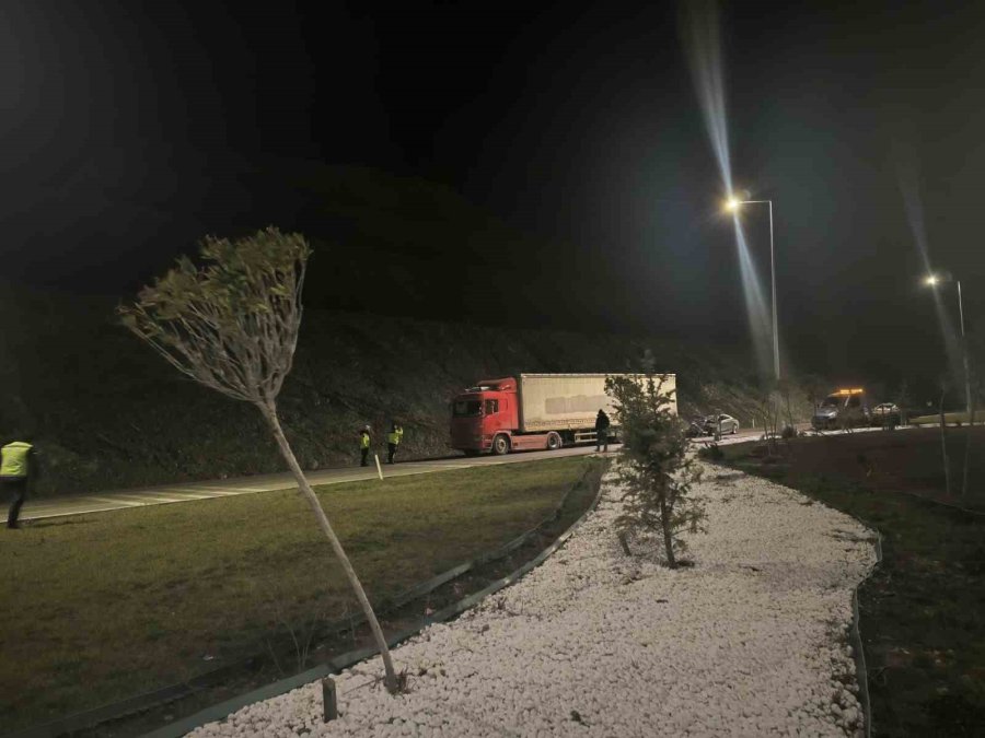 Ehliyetsiz Ve Alkollü Sürücü, Önce Çekiciye Sonra Tıra Çarptı