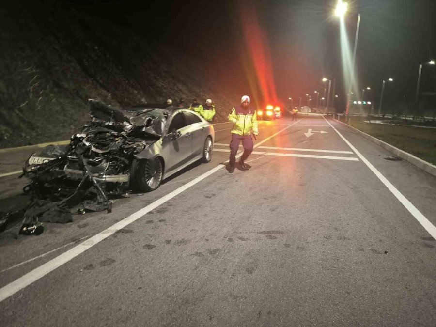 Ehliyetsiz Ve Alkollü Sürücü, Önce Çekiciye Sonra Tıra Çarptı