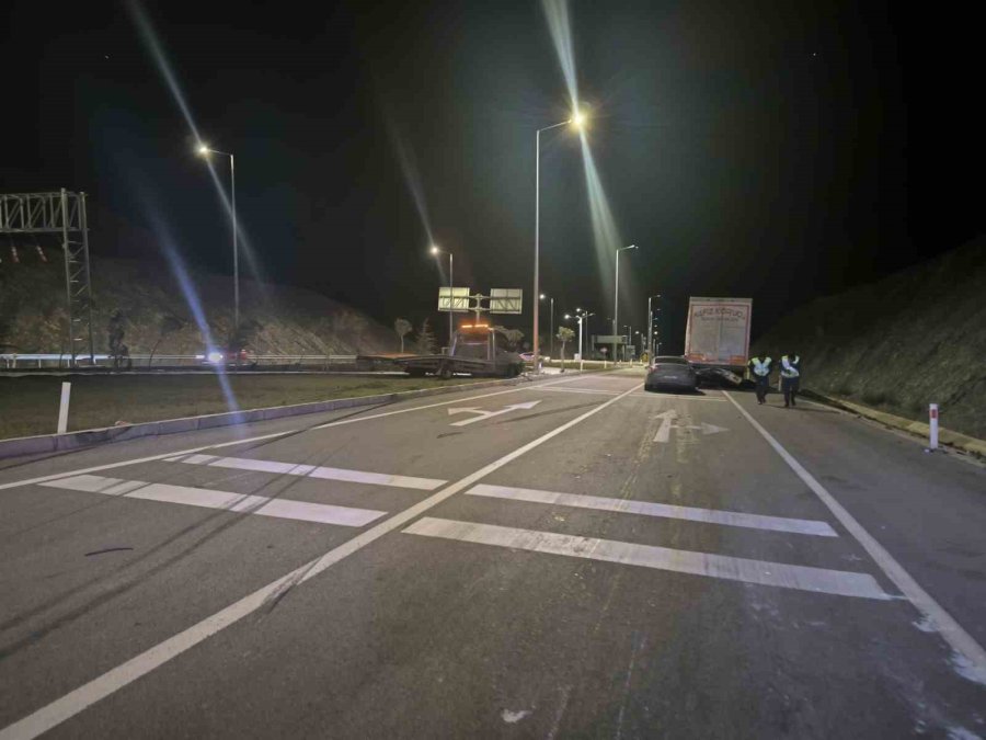 Ehliyetsiz Ve Alkollü Sürücü, Önce Çekiciye Sonra Tıra Çarptı