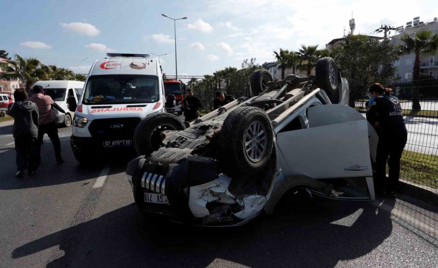 Önce Palmiyelere Çarptı, Ardından Takla Atan Araçta Sıkıştı