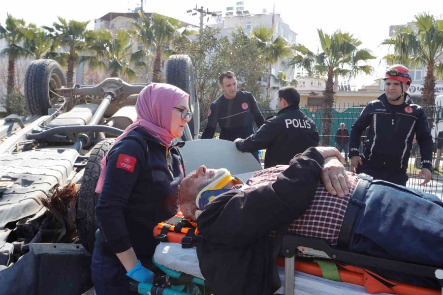 Önce Palmiyelere Çarptı, Ardından Takla Atan Araçta Sıkıştı