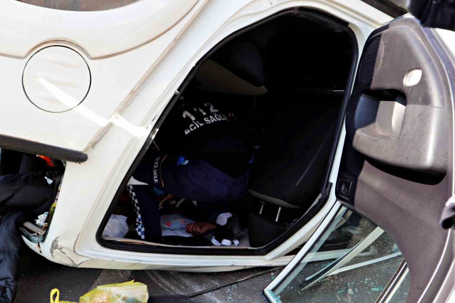 Önce Palmiyelere Çarptı, Ardından Takla Atan Araçta Sıkıştı