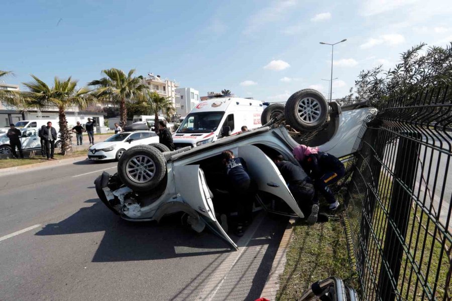 Önce Palmiyelere Çarptı, Ardından Takla Atan Araçta Sıkıştı