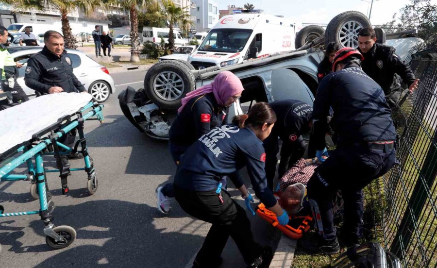 Önce Palmiyelere Çarptı, Ardından Takla Atan Araçta Sıkıştı