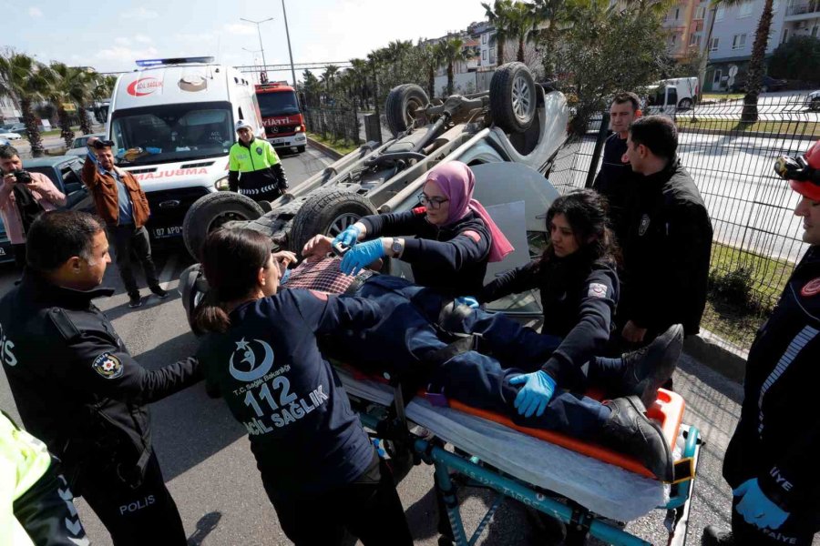 Önce Palmiyelere Çarptı, Ardından Takla Atan Araçta Sıkıştı