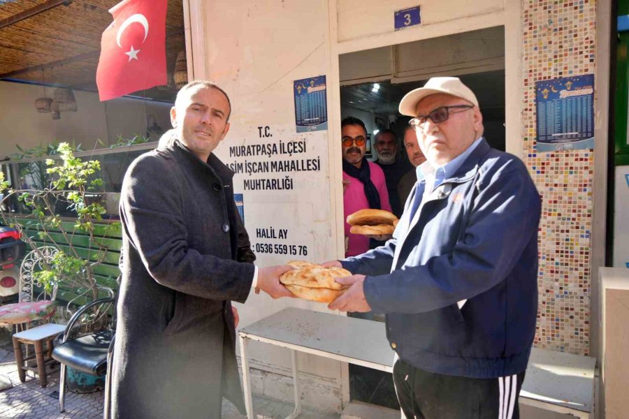 Antalya’nın O Mahallesinde 13 Yıllık Ramazan Geleneği: Günlük 650 Pide Dağıtılıyor