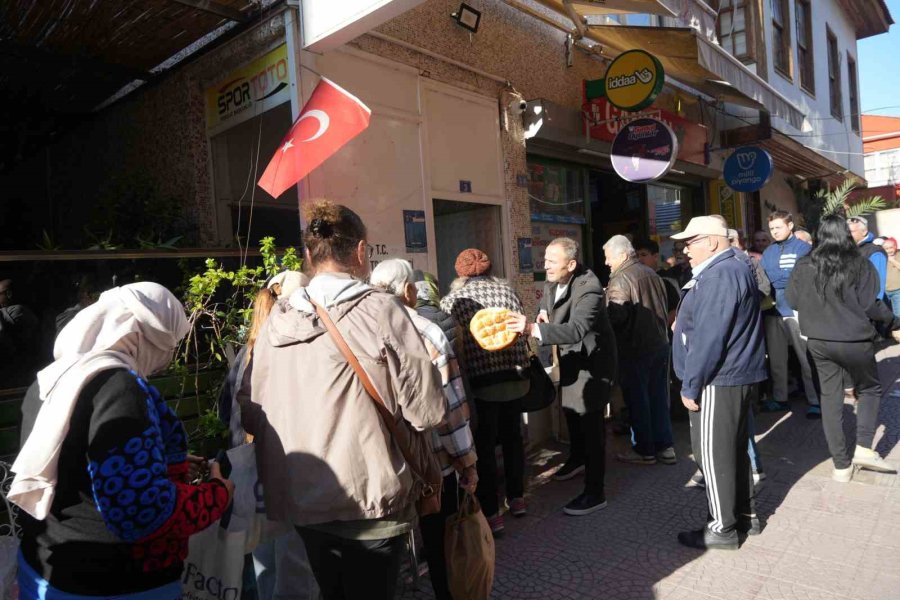 Antalya’nın O Mahallesinde 13 Yıllık Ramazan Geleneği: Günlük 650 Pide Dağıtılıyor
