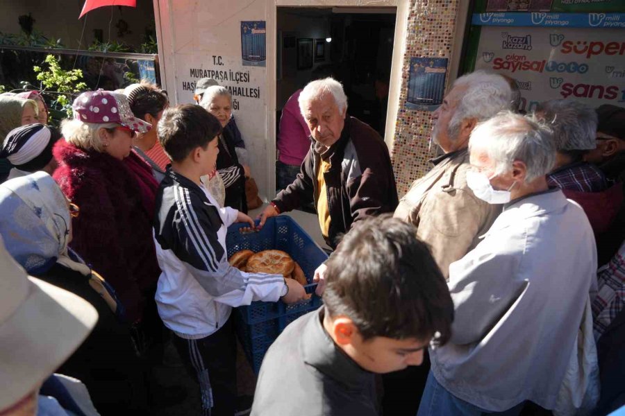 Antalya’nın O Mahallesinde 13 Yıllık Ramazan Geleneği: Günlük 650 Pide Dağıtılıyor