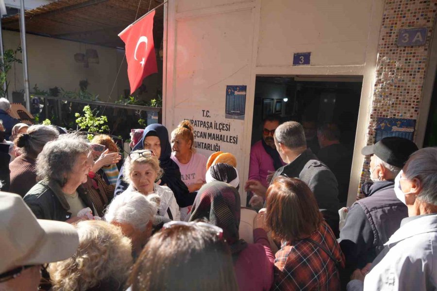 Antalya’nın O Mahallesinde 13 Yıllık Ramazan Geleneği: Günlük 650 Pide Dağıtılıyor