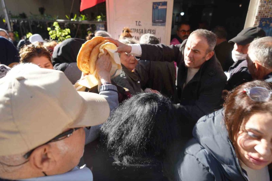 Antalya’nın O Mahallesinde 13 Yıllık Ramazan Geleneği: Günlük 650 Pide Dağıtılıyor