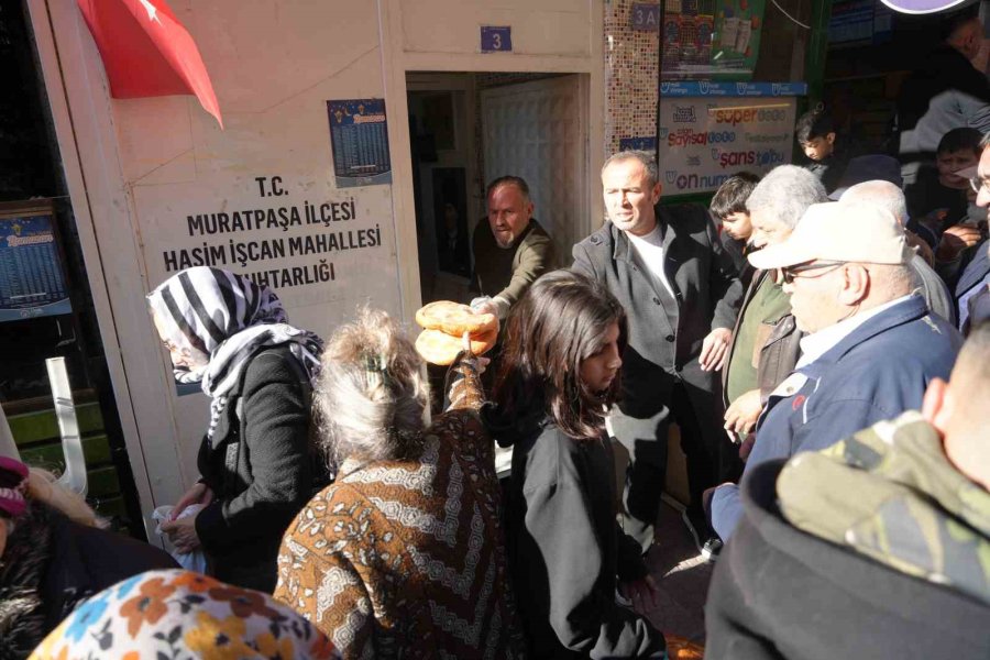 Antalya’nın O Mahallesinde 13 Yıllık Ramazan Geleneği: Günlük 650 Pide Dağıtılıyor