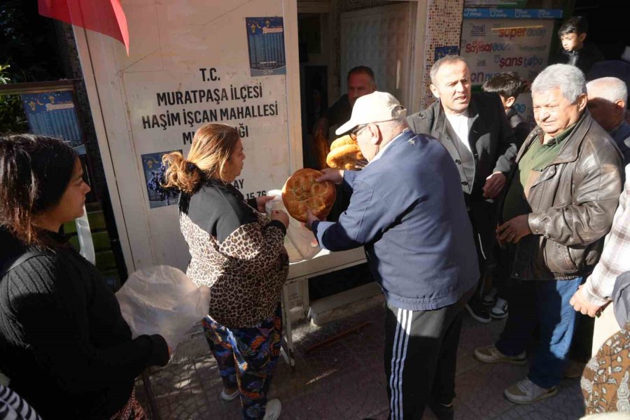 Antalya’nın O Mahallesinde 13 Yıllık Ramazan Geleneği: Günlük 650 Pide Dağıtılıyor