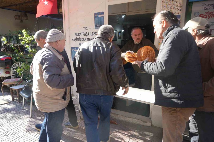 Antalya’nın O Mahallesinde 13 Yıllık Ramazan Geleneği: Günlük 650 Pide Dağıtılıyor