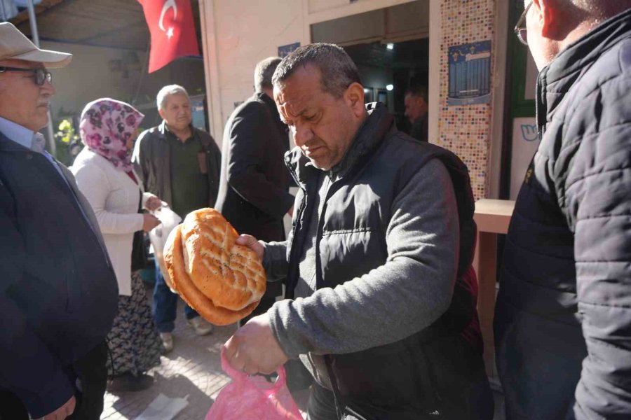 Antalya’nın O Mahallesinde 13 Yıllık Ramazan Geleneği: Günlük 650 Pide Dağıtılıyor