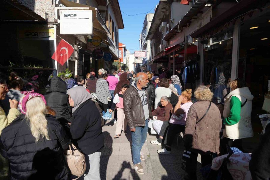 Antalya’nın O Mahallesinde 13 Yıllık Ramazan Geleneği: Günlük 650 Pide Dağıtılıyor