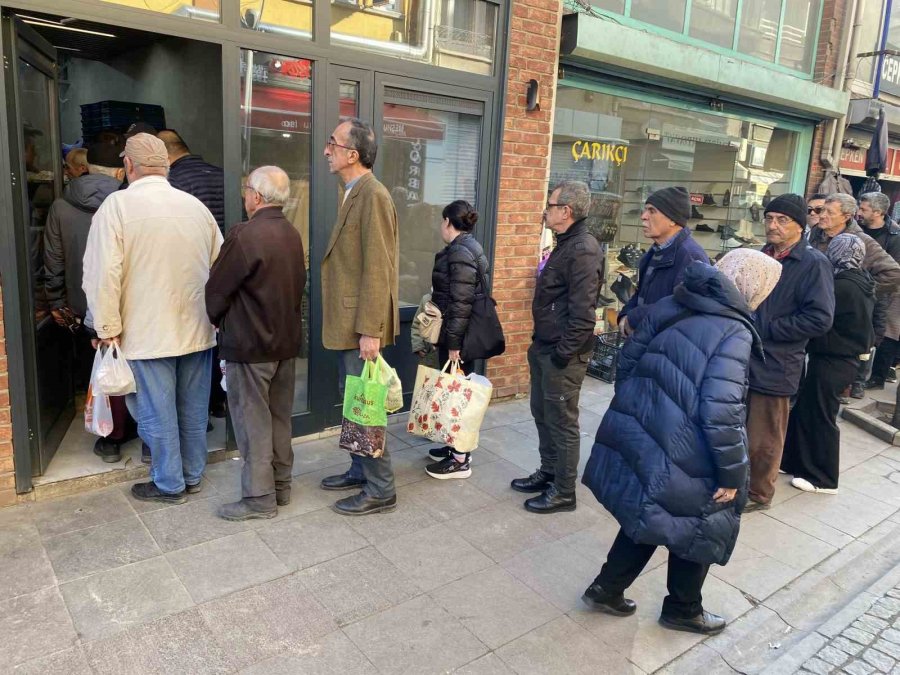 Fırınların Önünde Metrelerce Pide Kuyruğu Oluştu