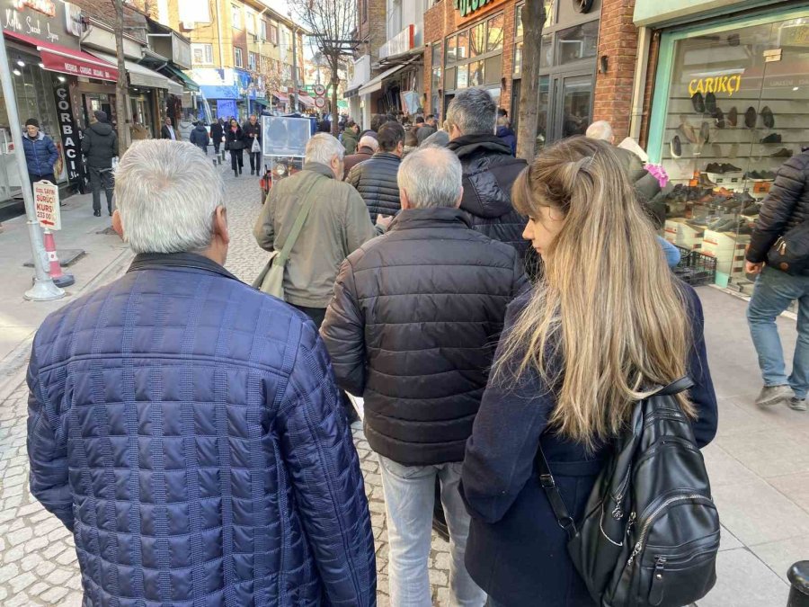 Fırınların Önünde Metrelerce Pide Kuyruğu Oluştu