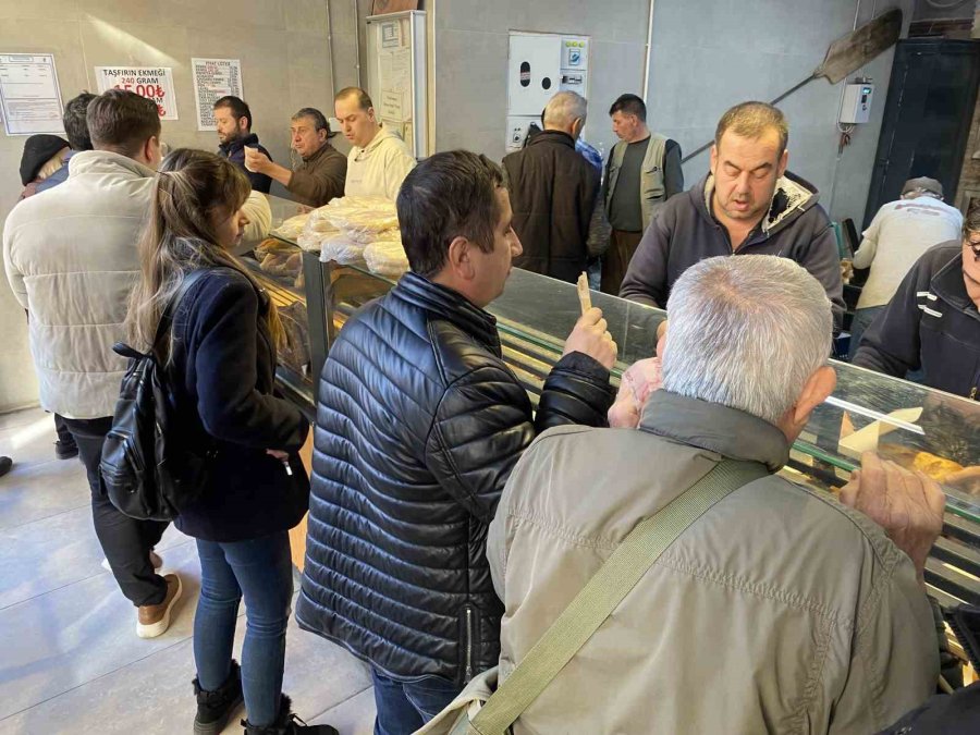 Fırınların Önünde Metrelerce Pide Kuyruğu Oluştu