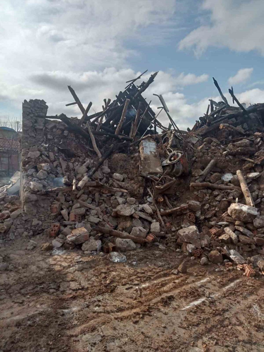 Gece Çıkan Yangını Şans Eseri Fark Eden Kulakları Az İşiten Kadın O Anları Anlattı