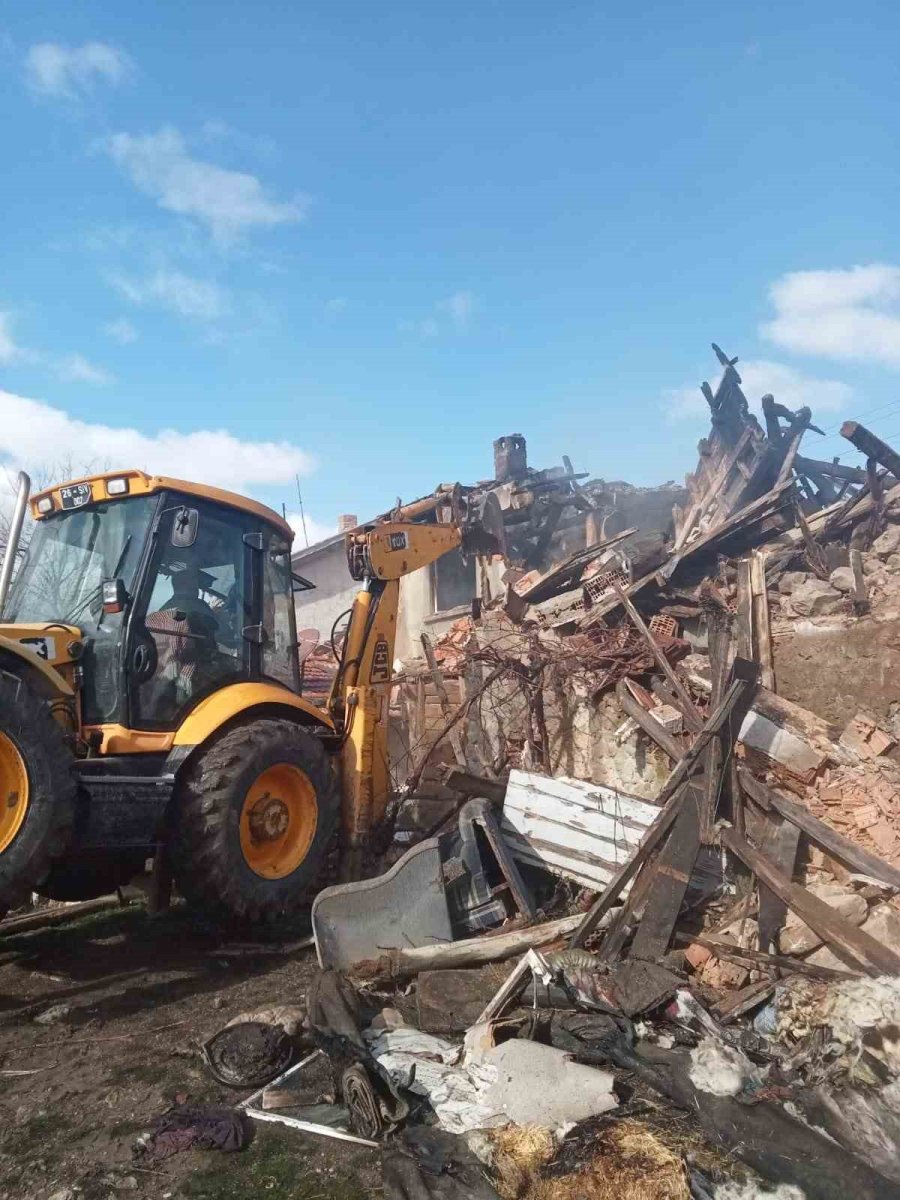 Gece Çıkan Yangını Şans Eseri Fark Eden Kulakları Az İşiten Kadın O Anları Anlattı