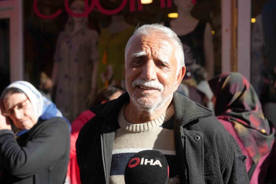 Antalya’nın O Mahallesinde 13 Yıllık Ramazan Geleneği: Günlük 650 Pide Dağıtılıyor