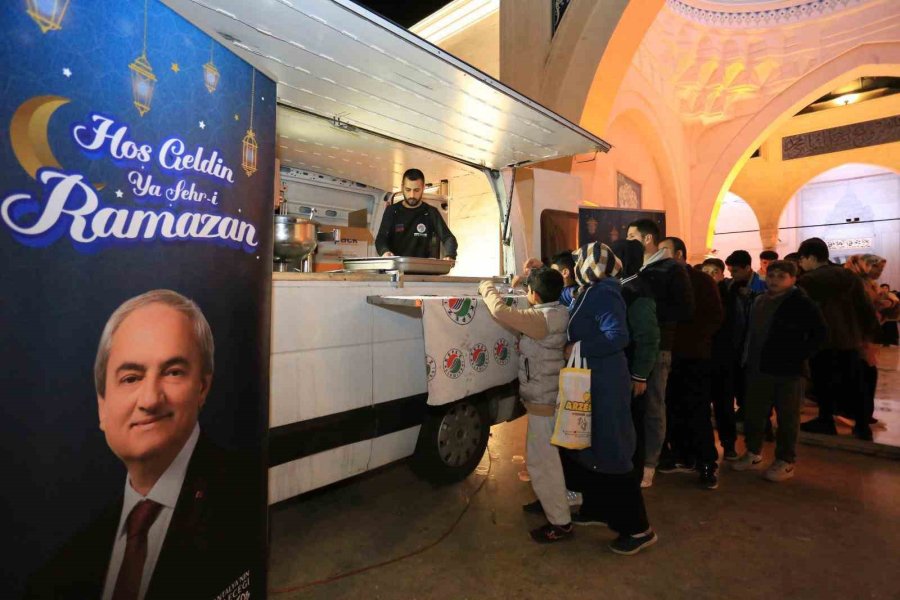 Ramazan’ın İlk Teravihinde Kepez’de Lokmalar Döküldü