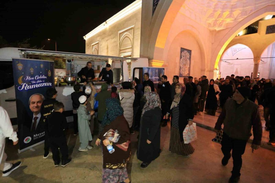 Ramazan’ın İlk Teravihinde Kepez’de Lokmalar Döküldü