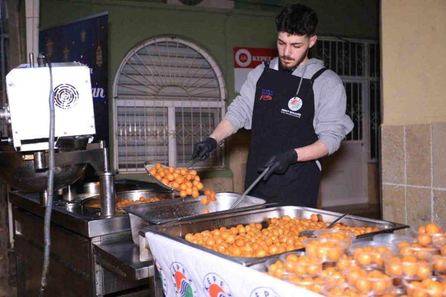 Ramazan’ın İlk Teravihinde Kepez’de Lokmalar Döküldü