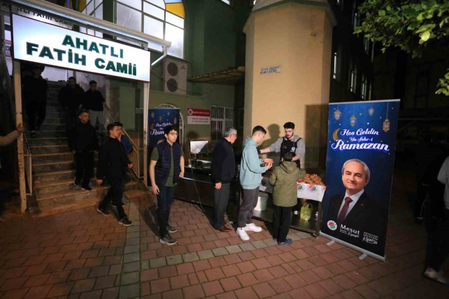 Ramazan’ın İlk Teravihinde Kepez’de Lokmalar Döküldü