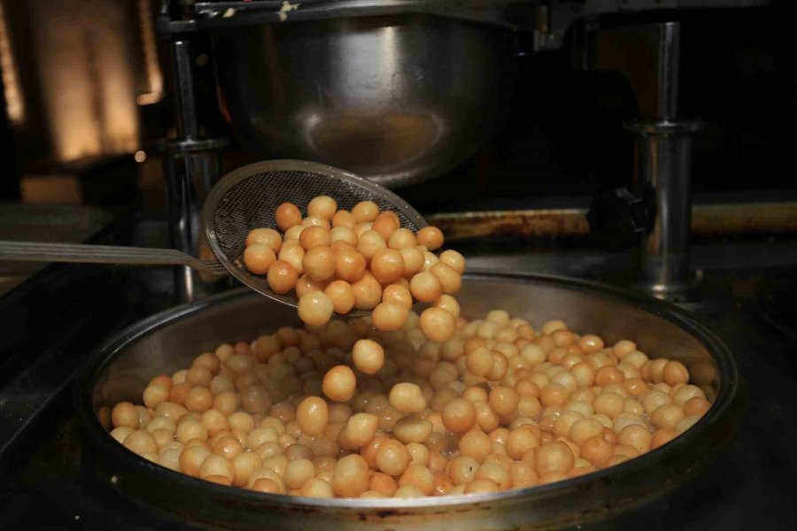 Ramazan’ın İlk Teravihinde Kepez’de Lokmalar Döküldü