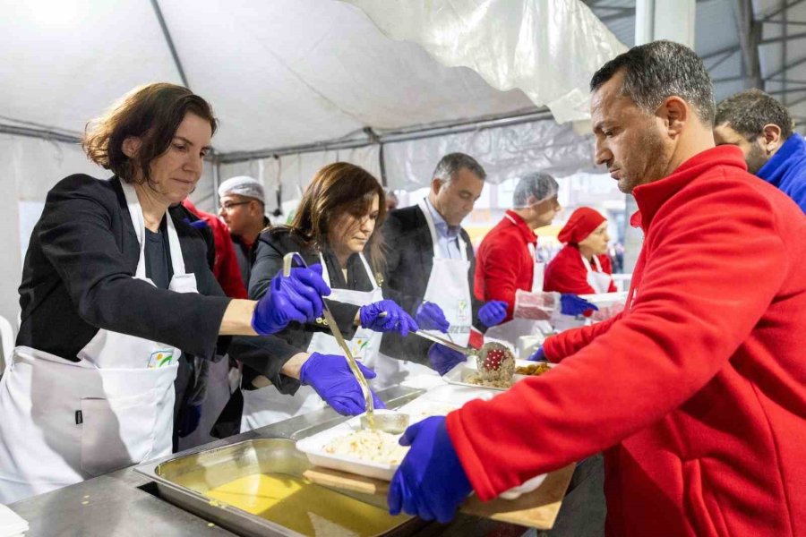 Manavgat Belediyesi İlk İftar Sofrasını Kurdu