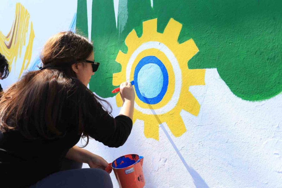 Kepez’de 8 Mart’a Özel Duvar Resmi