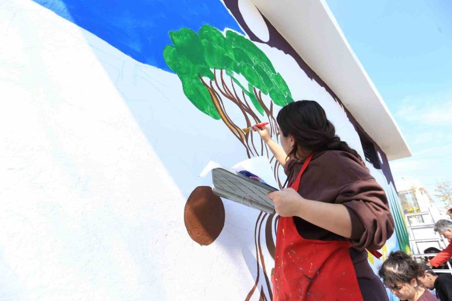 Kepez’de 8 Mart’a Özel Duvar Resmi