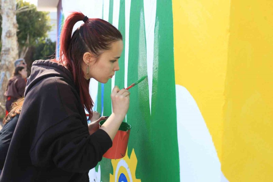 Kepez’de 8 Mart’a Özel Duvar Resmi