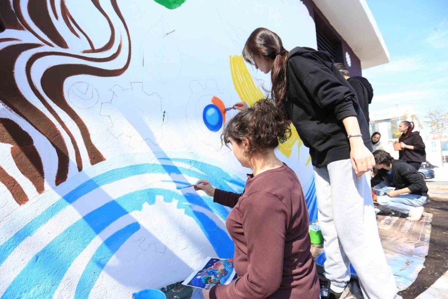 Kepez’de 8 Mart’a Özel Duvar Resmi