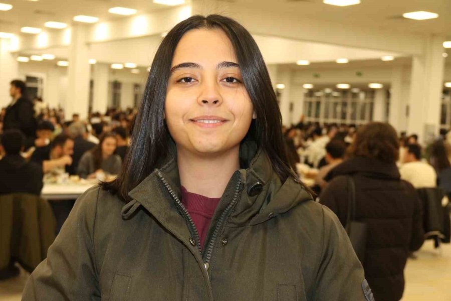 Anadolu Üniversitesi Rektörü Adıgüzel 4 Bine Yakın Öğrenci İle İftar Yaptı