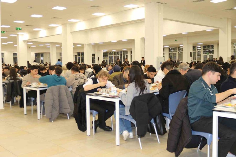 Anadolu Üniversitesi Rektörü Adıgüzel 4 Bine Yakın Öğrenci İle İftar Yaptı